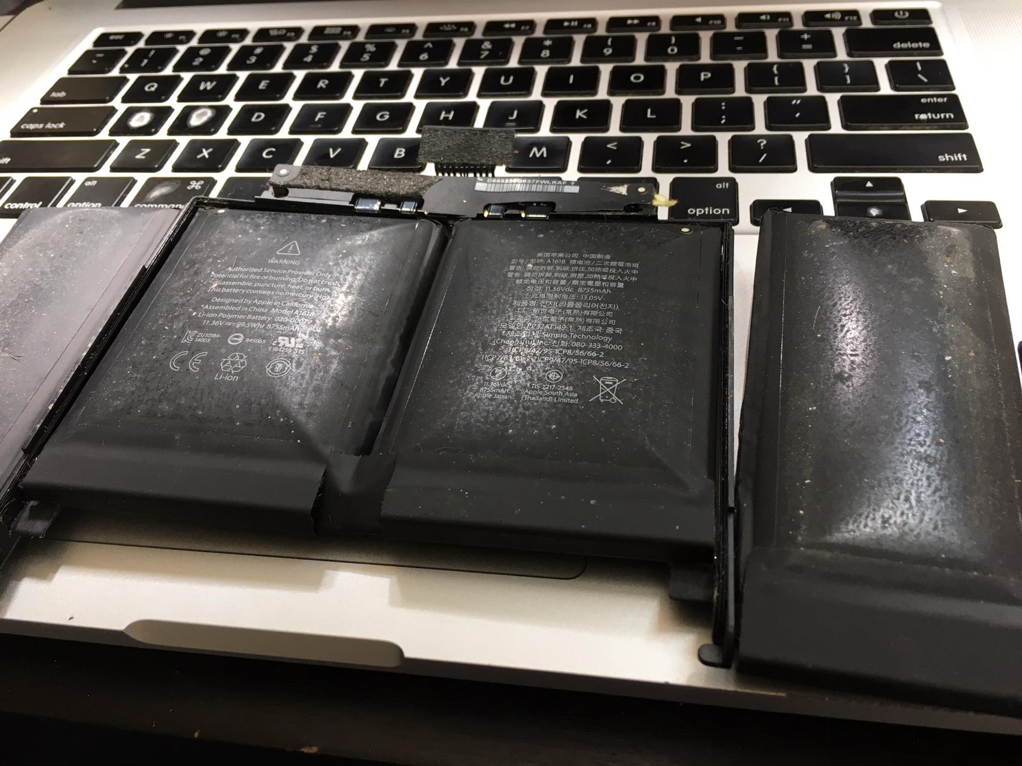 取り出した膨張したMacBookのバッテリー