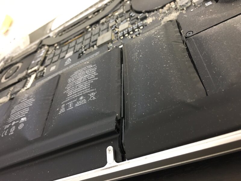 MacBookPro15インチバッテリー膨張で内部にほこりが。。。